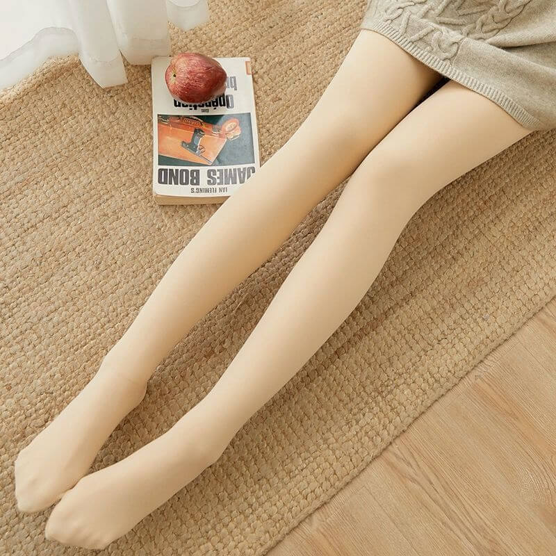 Aurafit Women’s Outer Leggings en color gris, mostrados con calzado elegante y una falda, ideales para actividades diarias.