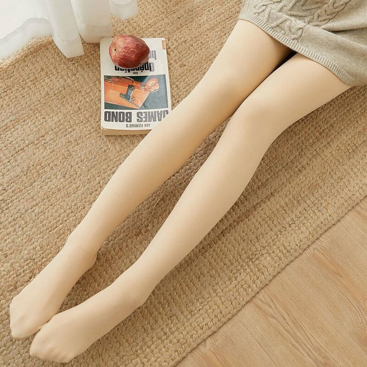 Aurafit Women’s Outer Leggings en color gris, mostrados con calzado elegante y una falda, ideales para actividades diarias.