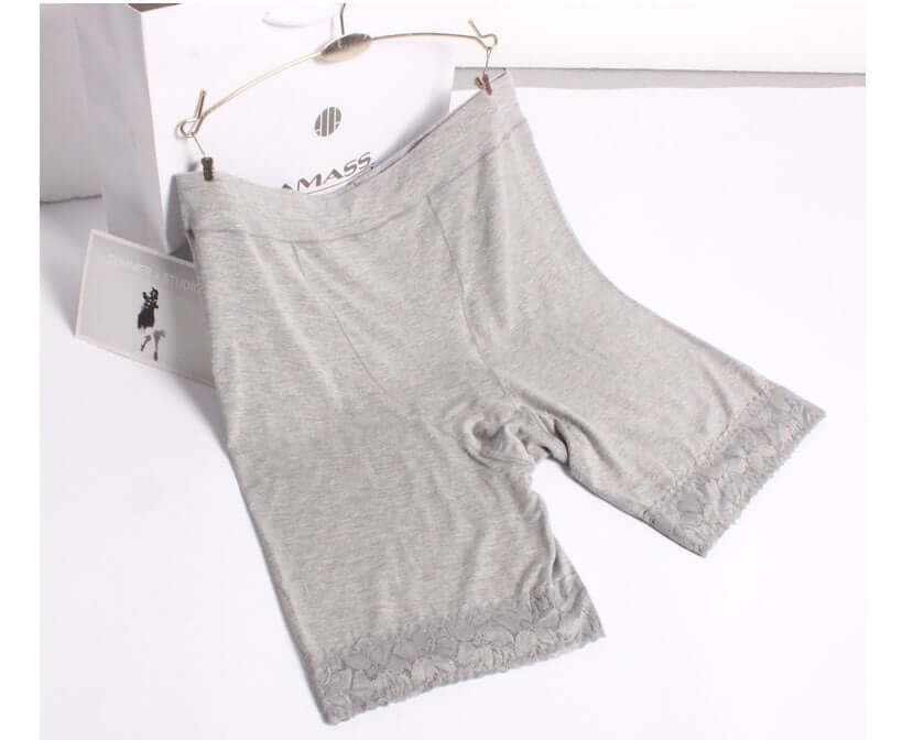 Leggings Aurafit de mujer de tres cuartos en negro, ideales para actividades deportivas y uso diario.