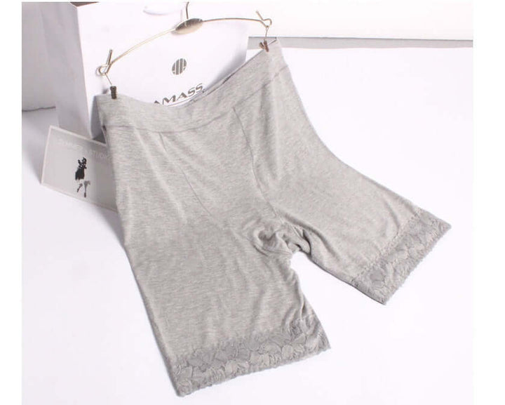 Leggings Aurafit de mujer de tres cuartos en negro, ideales para actividades deportivas y uso diario.