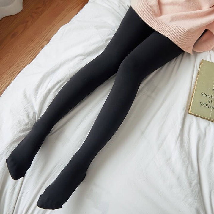 Aurafit Women’s Outer Leggings en color gris, mostrados con calzado elegante y una falda, ideales para actividades diarias.