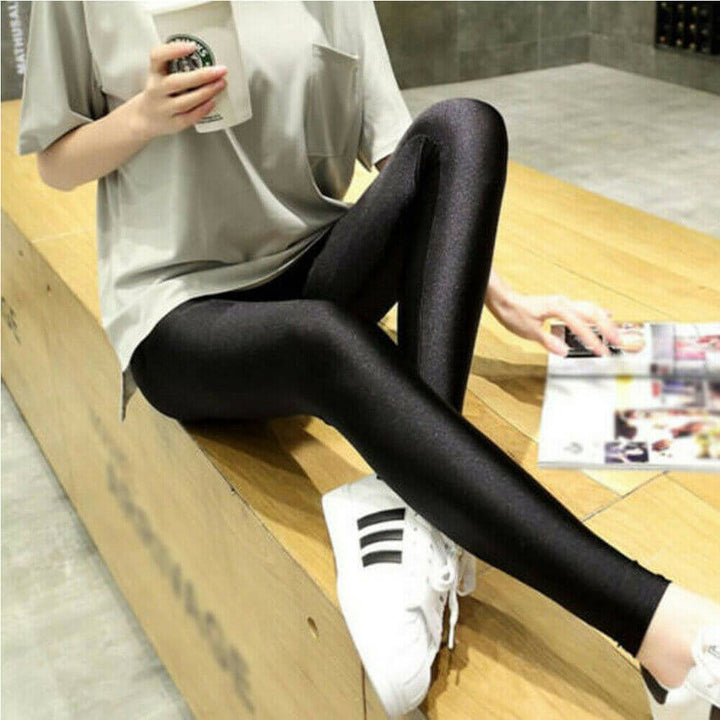 Leggings Aurafit negras brillantes, presentadas en un ajuste cómodo y moderno para ejercicios y uso diario.
