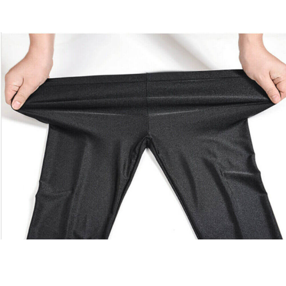 Leggings Aurafit negras brillantes, presentadas en un ajuste cómodo y moderno para ejercicios y uso diario.