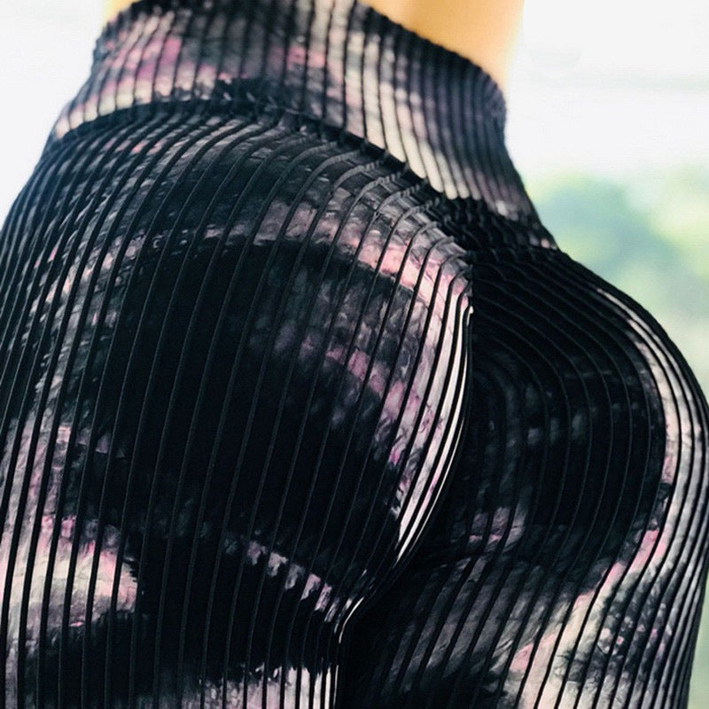 Leggings Aurafit con diseño moderno, ideales para entrenamientos y uso diario, destacando un patrón colorido y ajuste favorecedor.